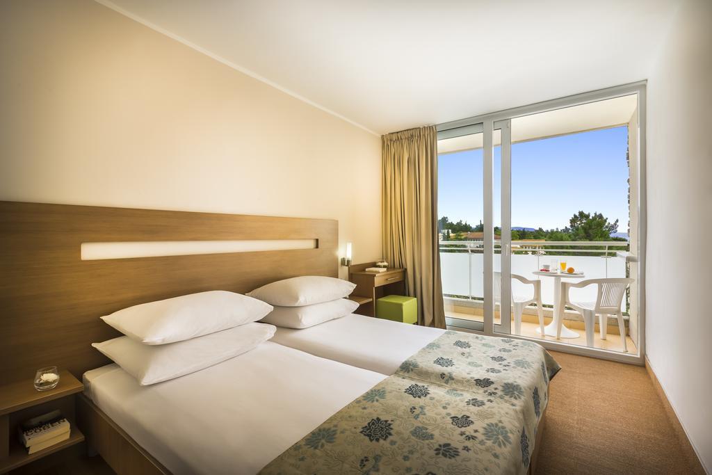 Miramar Sunny Hotel By Valamar Rabac Exterior foto